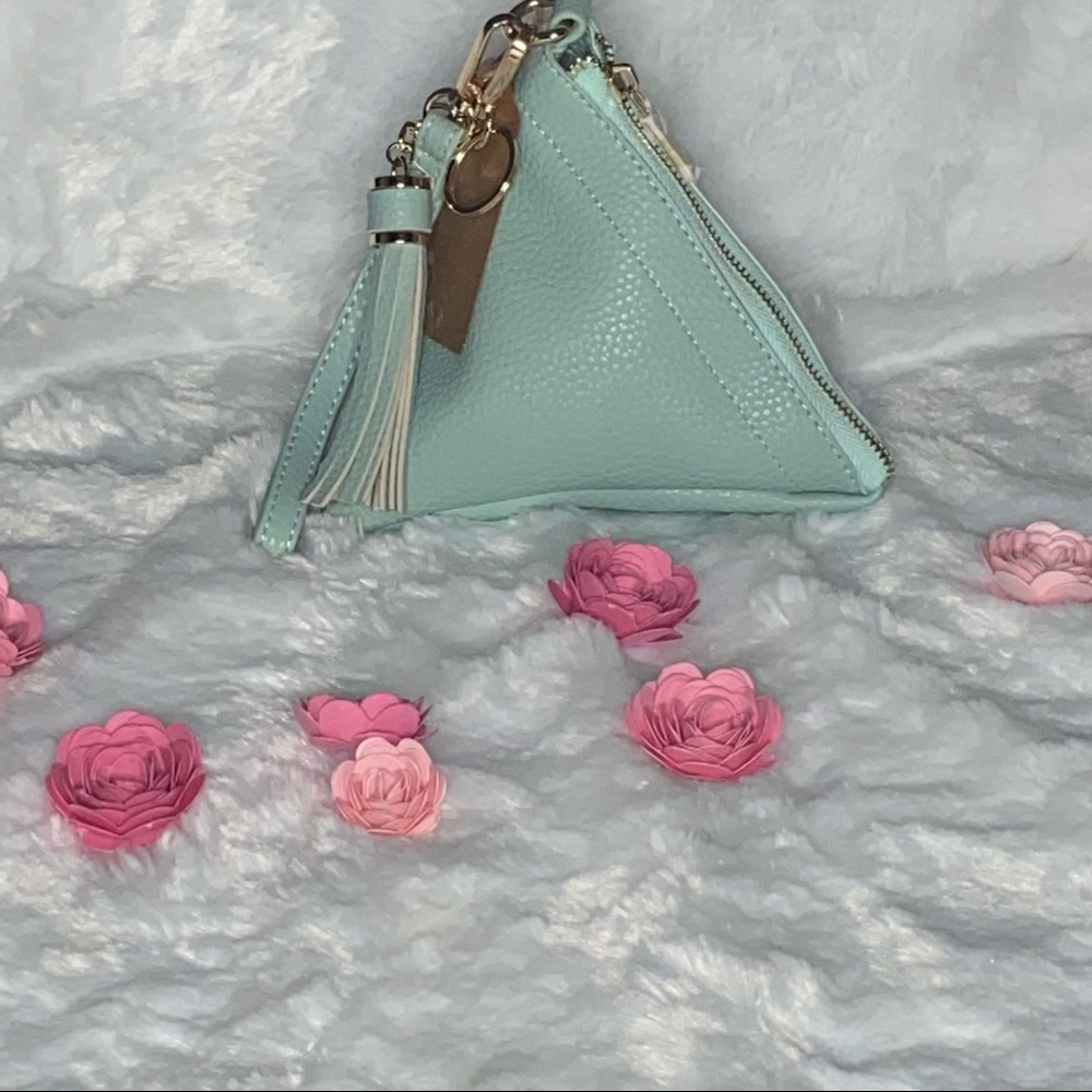 Triangle hand bag